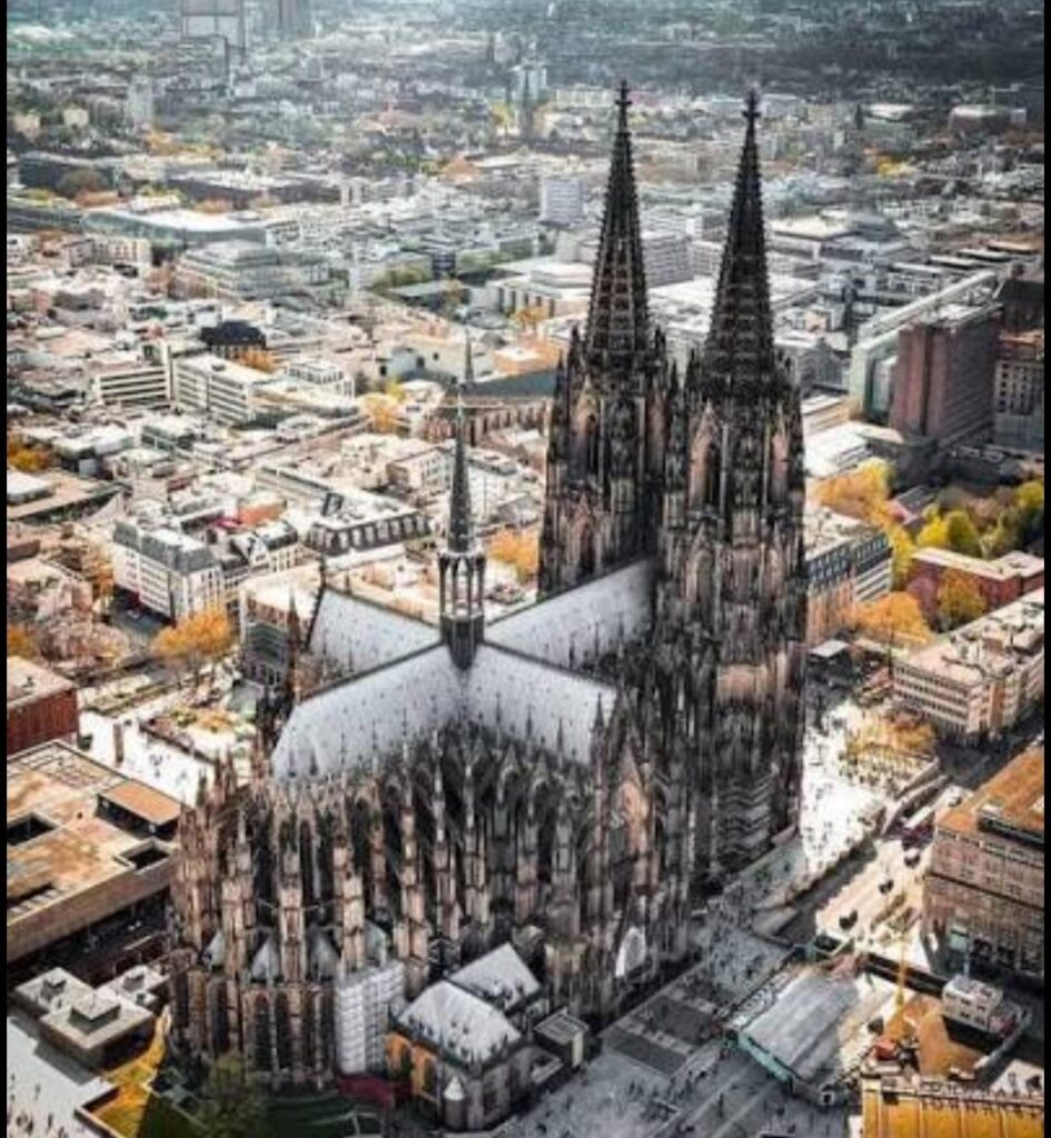What if the cologne cathedral had been destroyed during WWII by American/British bombings on cologne