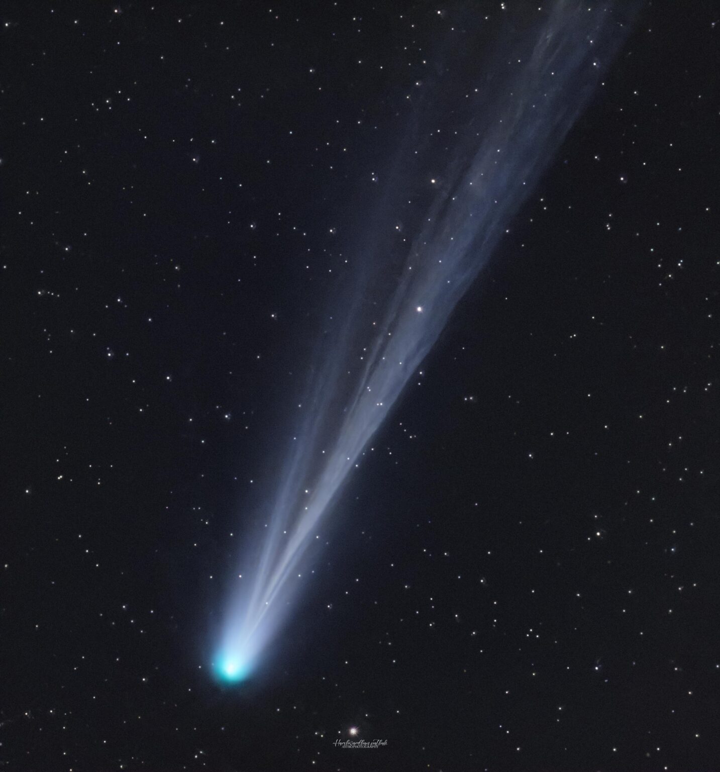 A Final Goodbye to Comet C/2025 R3 (PanSTARRS) A Final Goodbye to Comet C/2025 R3 (PanSTARRS)