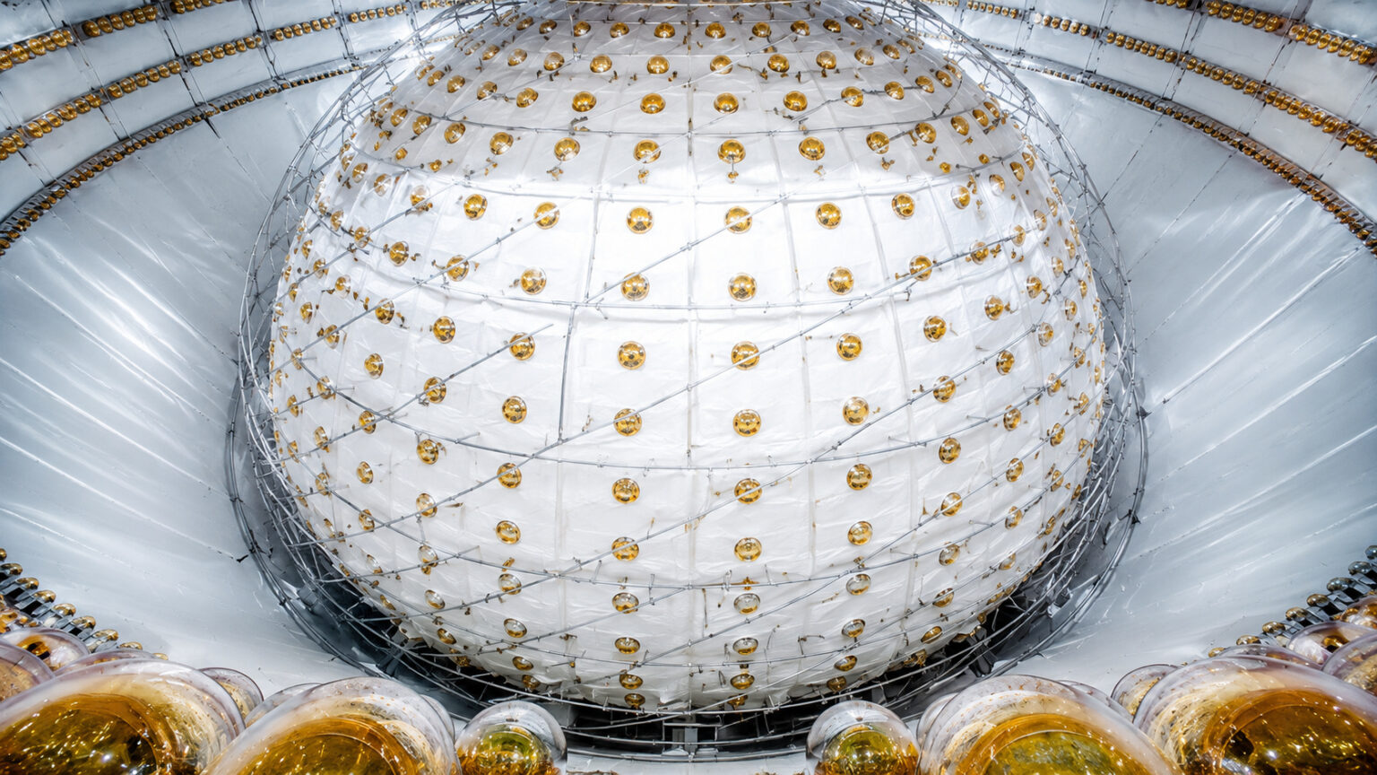 20 thousand tons of light-sensitive liquid were buried 700 meters below China, and JUNO wants to capture ghost particles from nuclear reactors to solve one of the biggest questions in modern physics. 20 thousand tons of light-sensitive liquid were buried 700 meters below China, and JUNO wants to capture ghost particles from nuclear reactors to solve one of the biggest questions in modern physics.