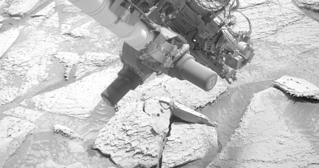 Clingy Martian boulder sticks with Curiosity rover for week