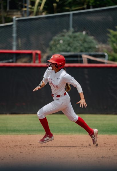 Coment player #1 Gisele Gonzalez running towards third base on May 2nd against Ventura.
