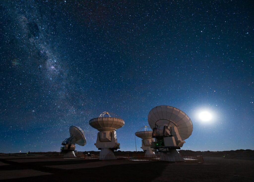 Four antennas of the Atacama Large Millimeter/submillimeter Array (ALMA). Credit: ESO/José Francisco Salgadoc