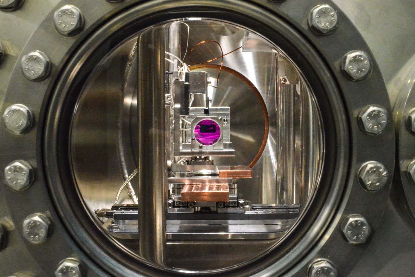 View onto the interferometer mirror through the window of the ultrahigh vacuum chamber.