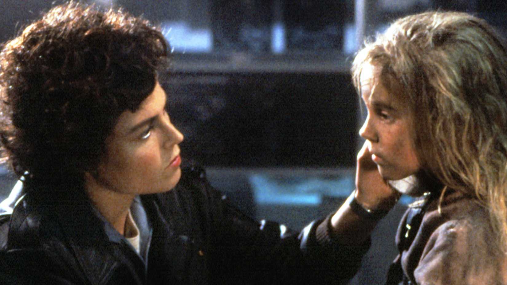 Ellen Ripley (Sigourney Weaver) comforts Newt in Aliens