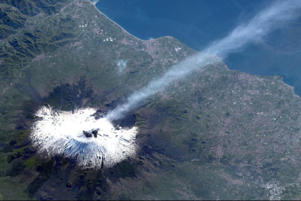 Astronaut captures spectacular views of volcanoes from space Astronaut captures spectacular views of volcanoes from space