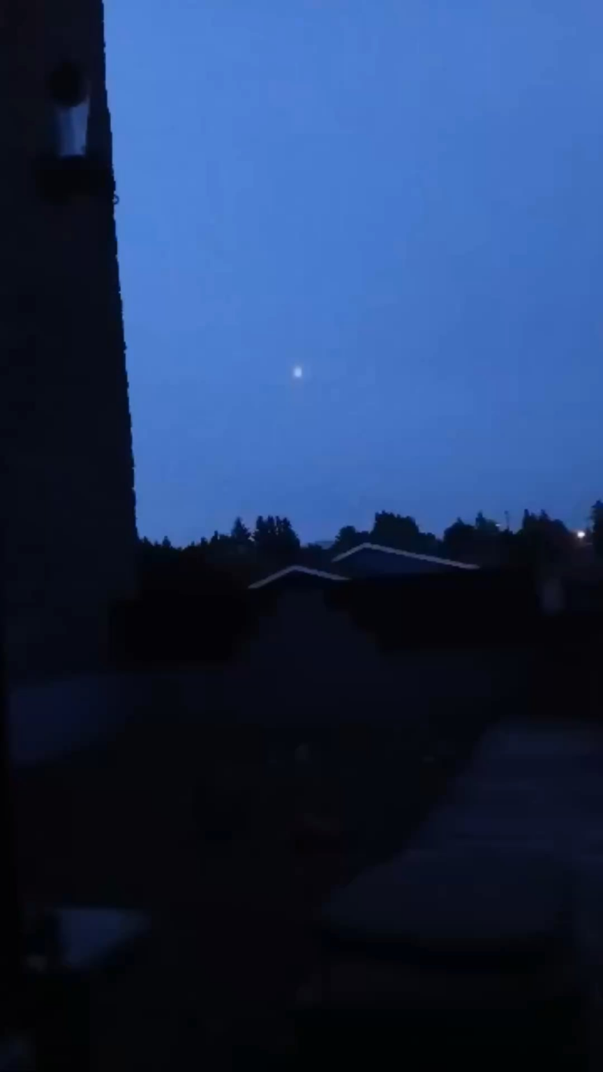 Large stationary glowing object over Abbotsford before sunrise — disappeared around dawn Large stationary glowing object over Abbotsford before sunrise — disappeared around dawn