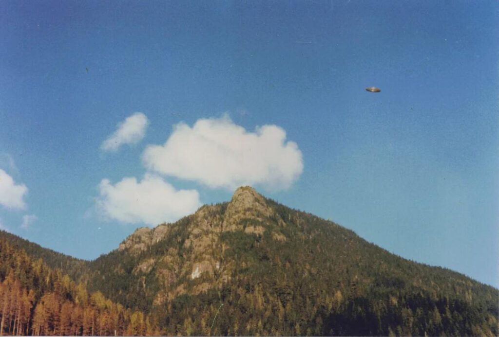 One of r/UFOs favourite photos from 1981 on Vancouver Island. The Hannah McRoberts photograph One of r/UFOs favourite photos from 1981 on Vancouver Island. The Hannah McRoberts photograph