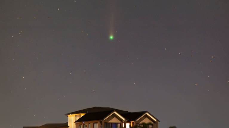 C/2025 R3 Panstarrs passes over Auckland's Orewa. Source: Lawrence Yang Photography