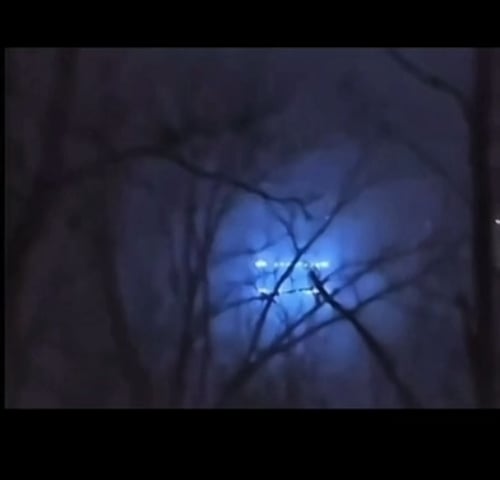 Corbin, Kentucky 2024 Strange lights flying through the backyard of a house