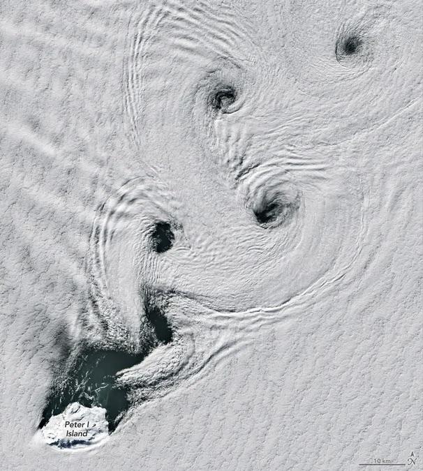 Mesmerizing vortexes swirl near an Antarctic volcano.