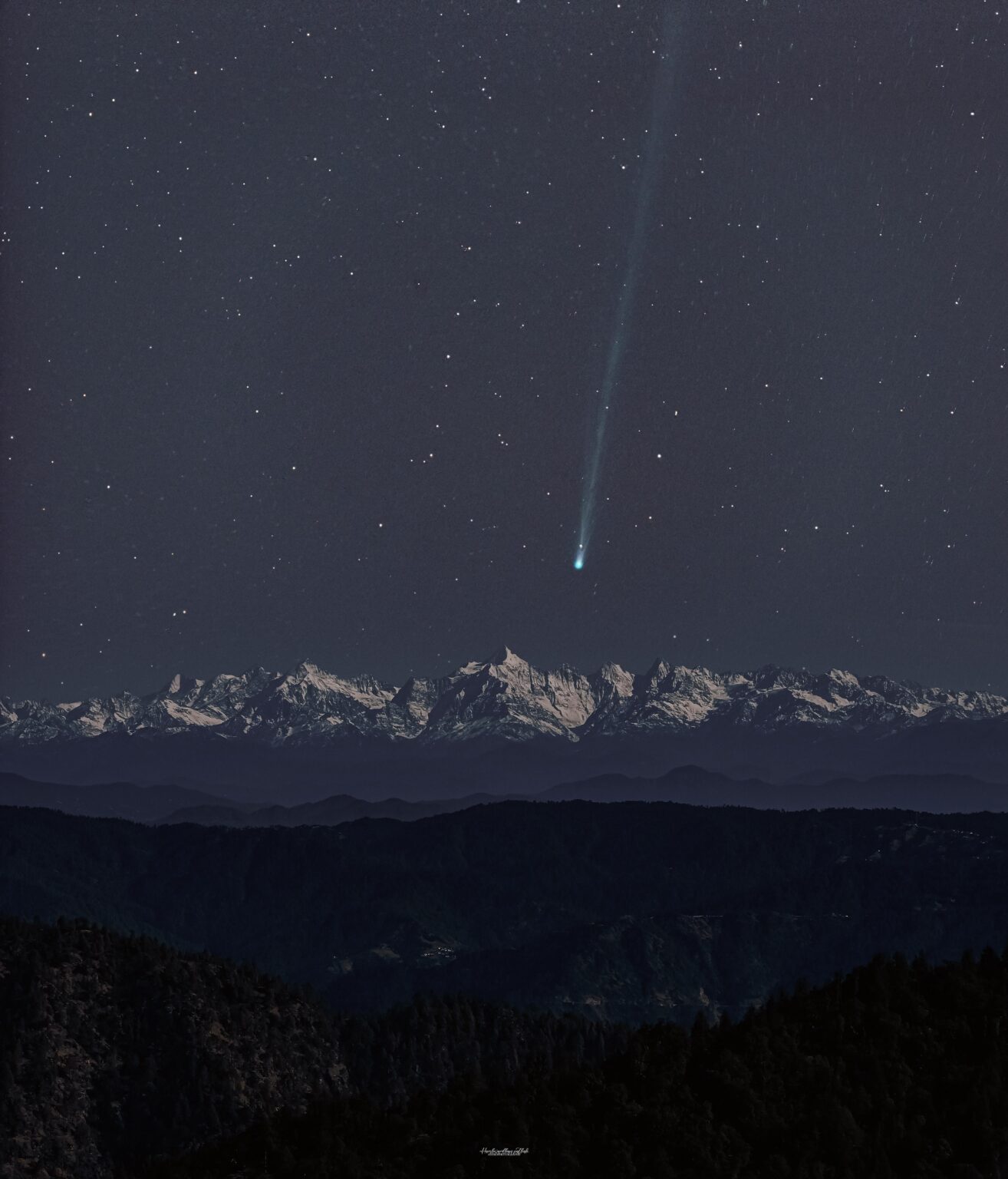 Comet C/2025 R3 (PanSTARRS) rising behind the Panchachulli peaks