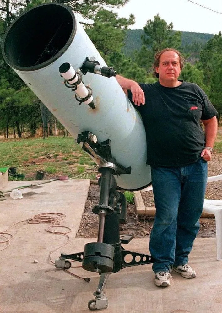Alan Hale and the telescope with which he discovered the Hale-Bopp comet