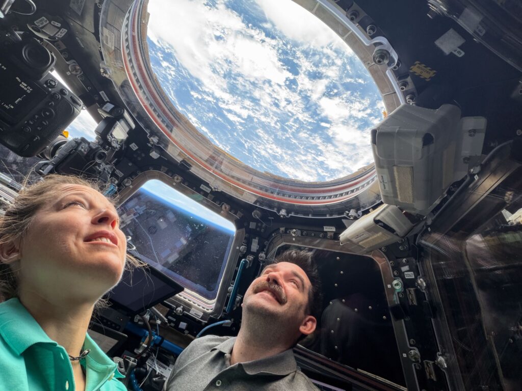 Look Up! | Mirage News Look Up! | Mirage News