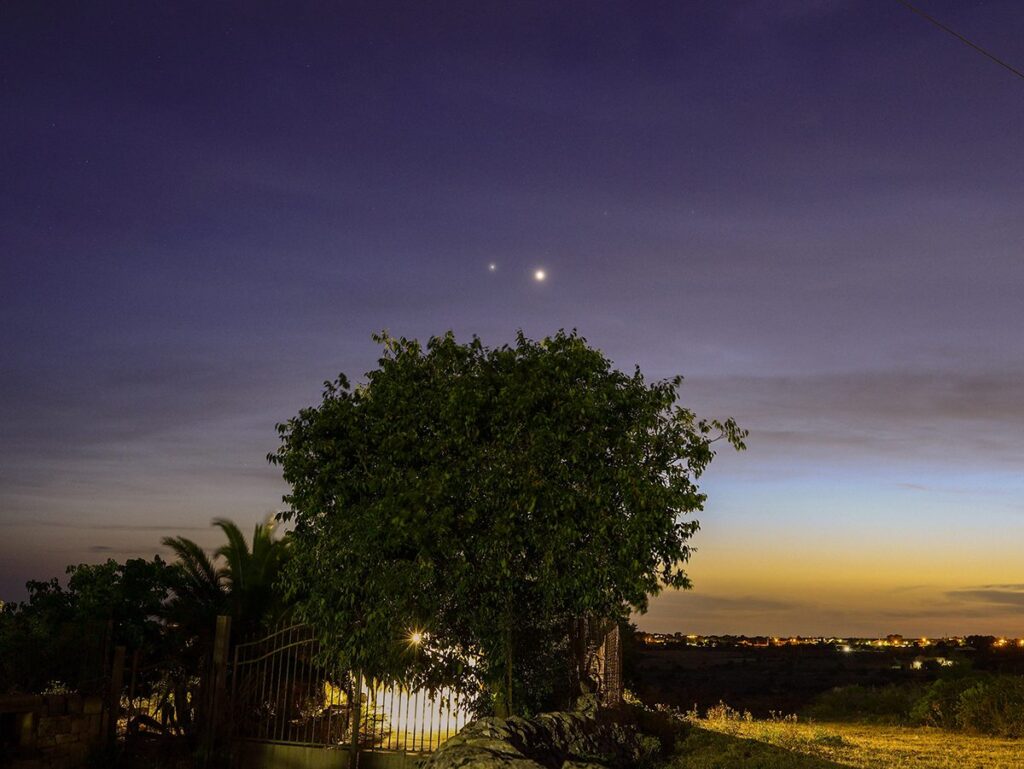 Venus and Jupiter are close together in the western sky after sunset tonight. How to see the planet spectacular Thanks to Giovanni Passalacqua for sending us this image of Venus and Jupiter side by side in the evening sky from Ragusa, Sicily, Italy last night, 7 June 2026 at 21:21 local time Equipment: Canon EOS R DSLR camera, Sigma 35mm lens Exposure: ISO 1250, f/4.5, 3.9s Software: Photoshop #venus #jupiter #venusjupiter
