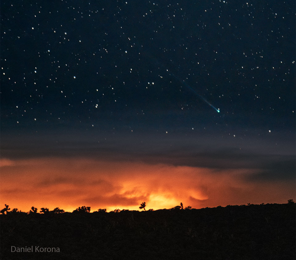 APOD: 2025 September 16 – New Comet SWAN25B over Mexico A starfield is seen above a horizon and an
orange sunset. In the starfield, near the horizon,
is a comet with a green head and long tail.
Please see the explanation for more detailed information.