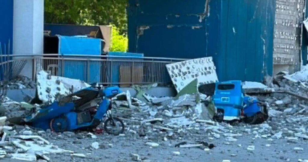 Deadly quake destroys buildings and triggers tsunami in southern Philippines Deadly quake destroys buildings and triggers tsunami in southern Philippines