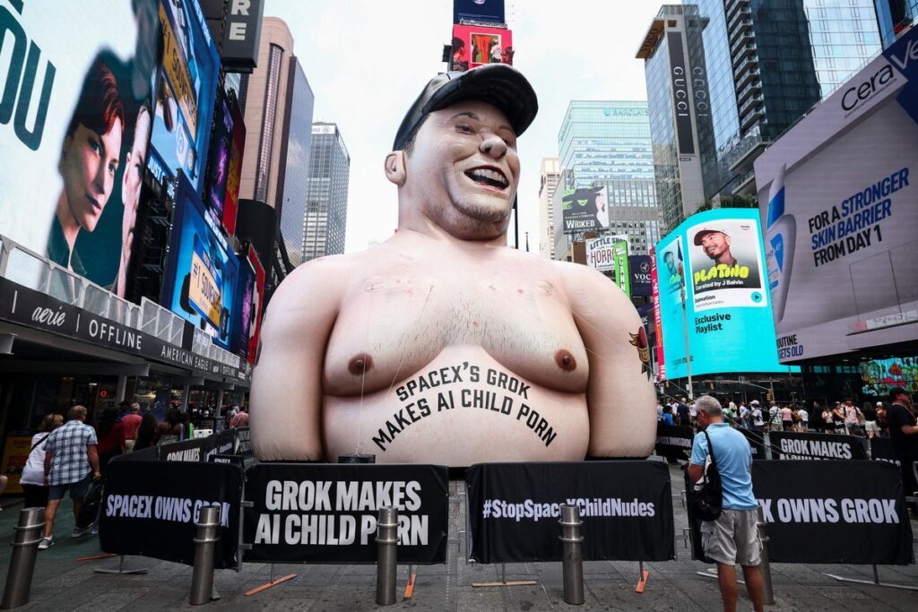Giant inflatable Elon Musk appears in Times Square ahead of SpaceX IPO Giant inflatable Elon Musk appears in Times Square ahead of SpaceX IPO