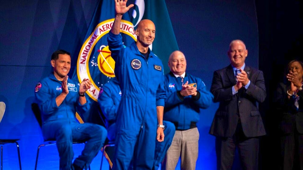 dpatopbilder - Artemis III crew member Luca Parmitano greets the leadership team during a press conference at the Johnson Space Center. Photo: Annie Mulligan/FR172050 AP/AP/dpa