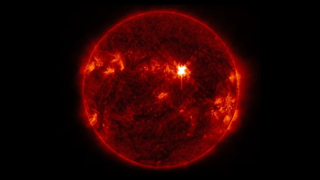 NASA releases stunning image of ‘strong solar flare’ NASA releases stunning image of ‘strong solar flare’