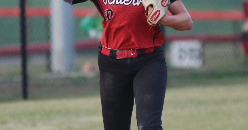 Prep softball roundup: Redettes rally past Comets, setting up SCC showdown with Albia | Centerville Prep softball roundup: Redettes rally past Comets, setting up SCC showdown with Albia