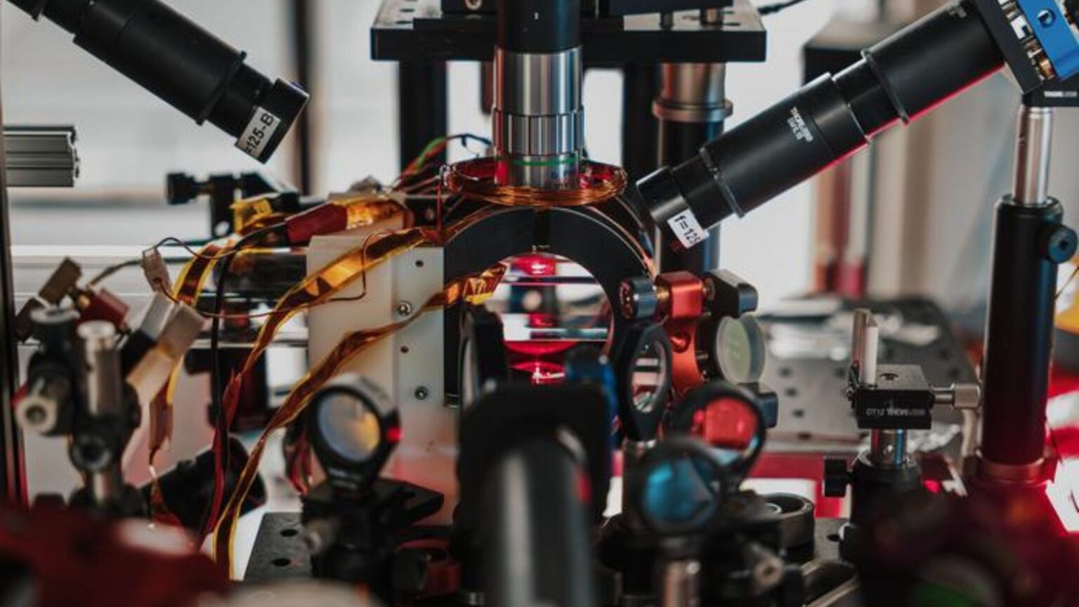 24,000-atom mini universe demonstrates time flow without a clock 24,000-atom mini universe demonstrates time flow without a clock